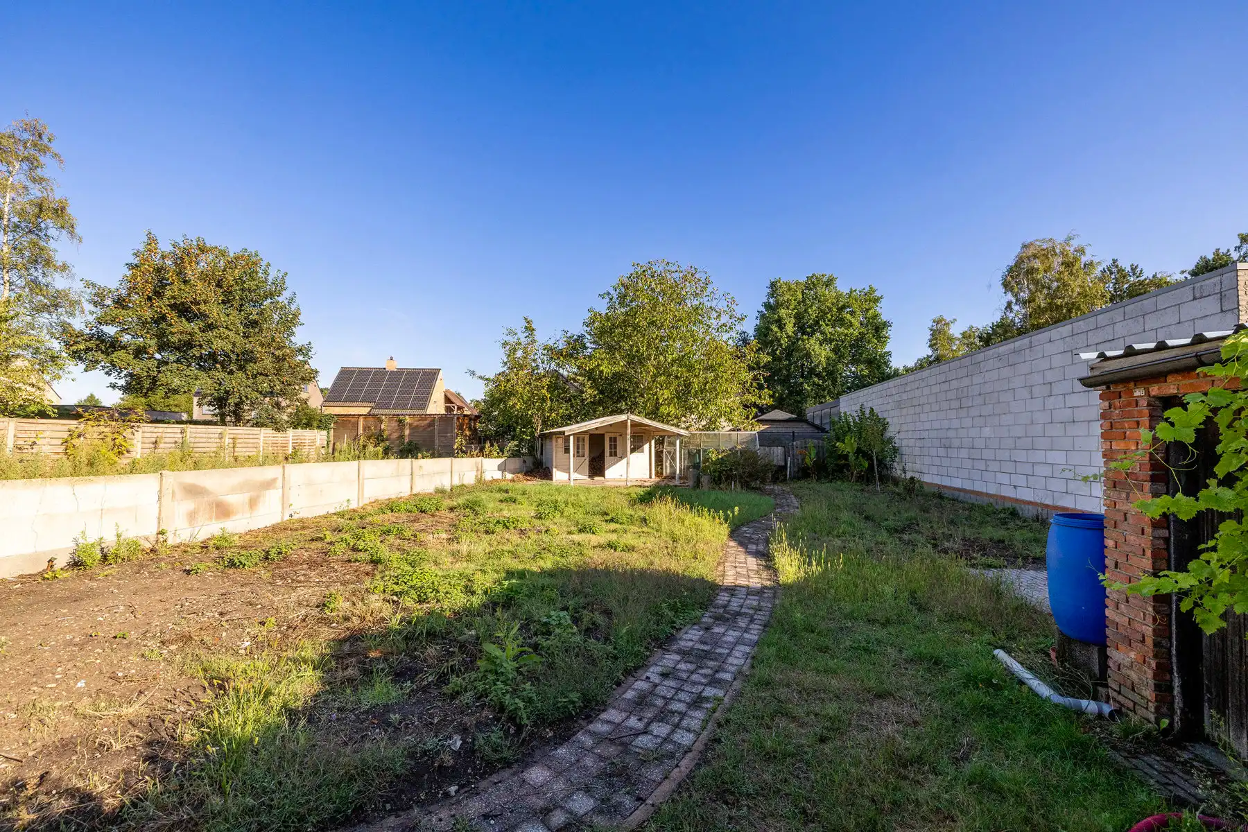 Gezinswoning  voorzien van zonnepanelen op ca. 873 m² grond.  foto 24