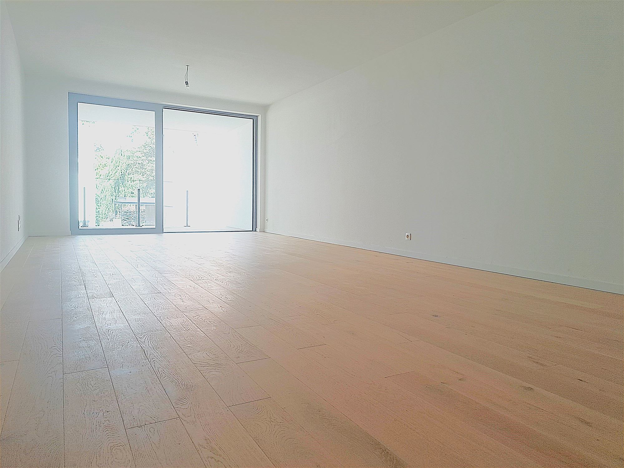 Ontdek dit moderne appartement met een luxueuze afwerking en mooi design. 2 slaapkamers met elk hun badkamer. En met ondergrondse parking. foto 4