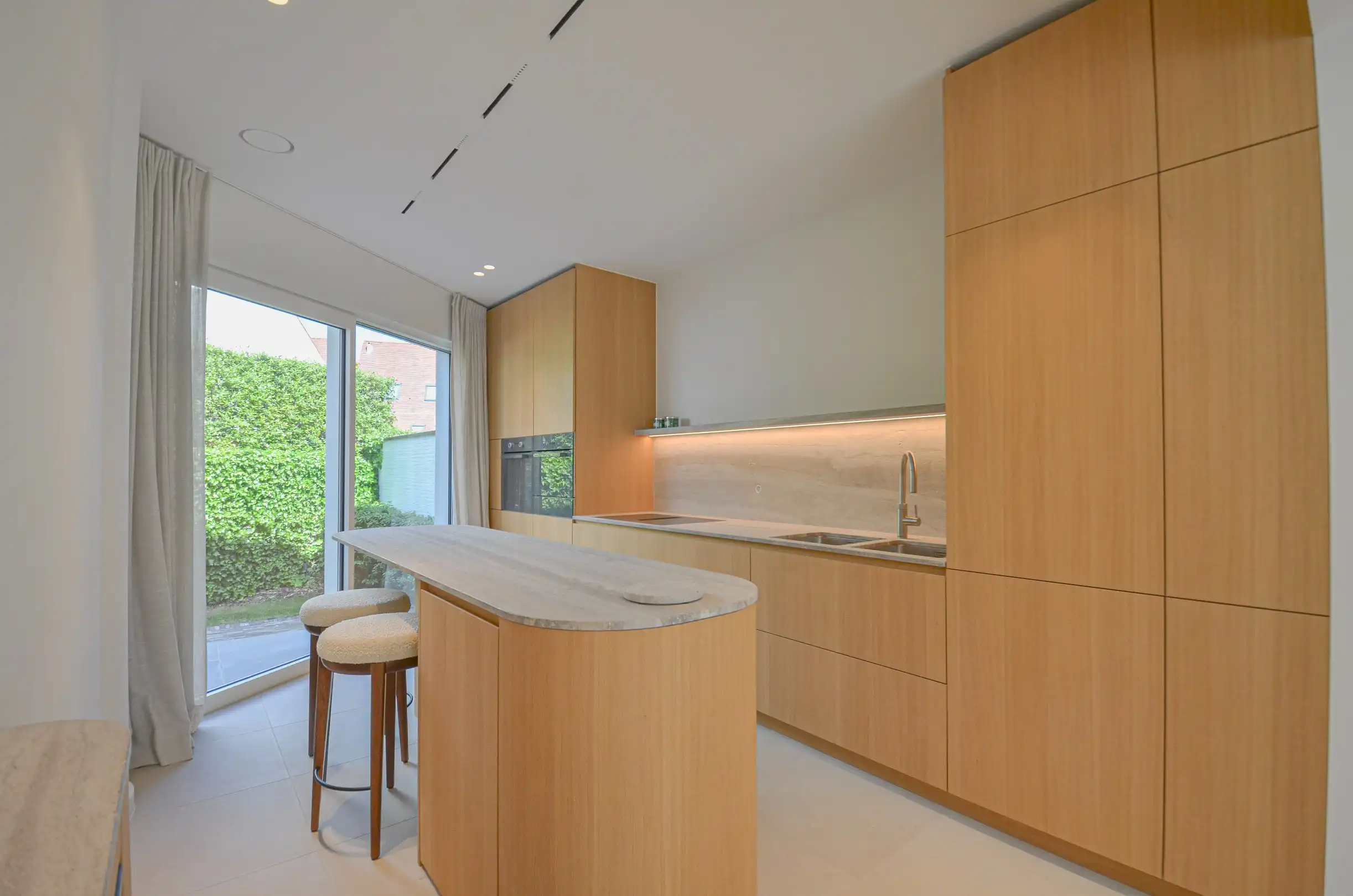 Exclusieve villa: Uitzonderlijk volledig gerenoveerde villa met frontaal zeezicht. foto 19