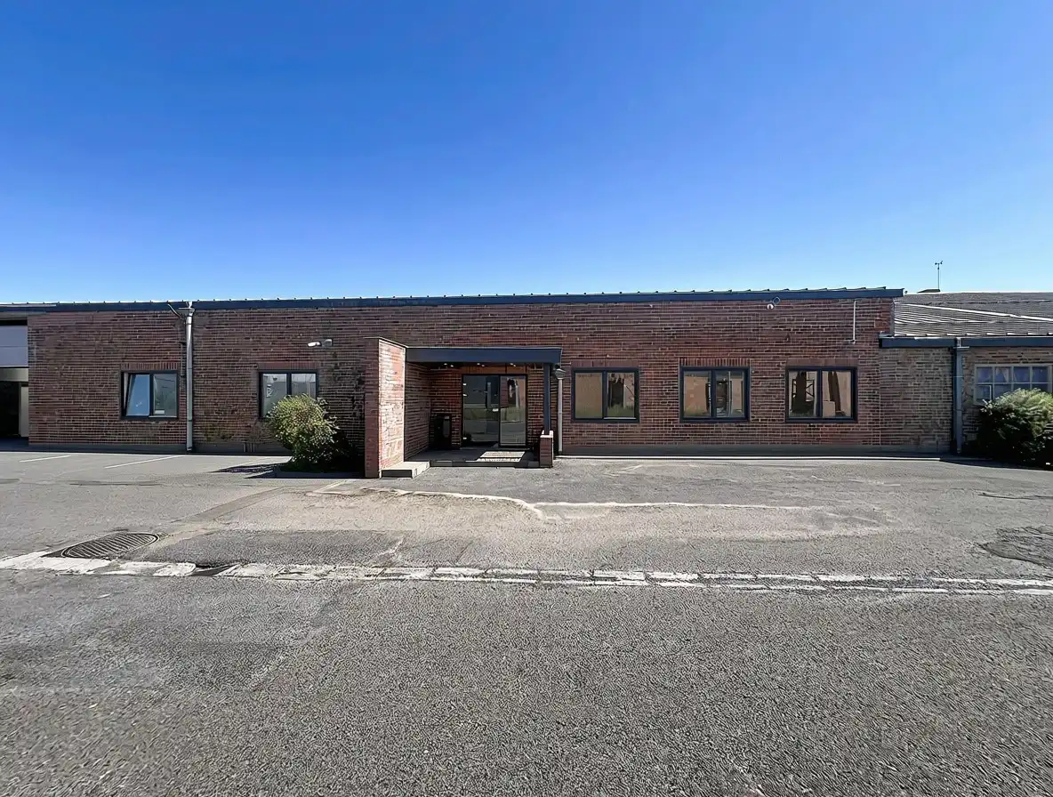 TOONZAAL van 1.000m² met optioneel MAGAZIJN en private PARKING vlak bij de RING van Poperinge ! foto 2