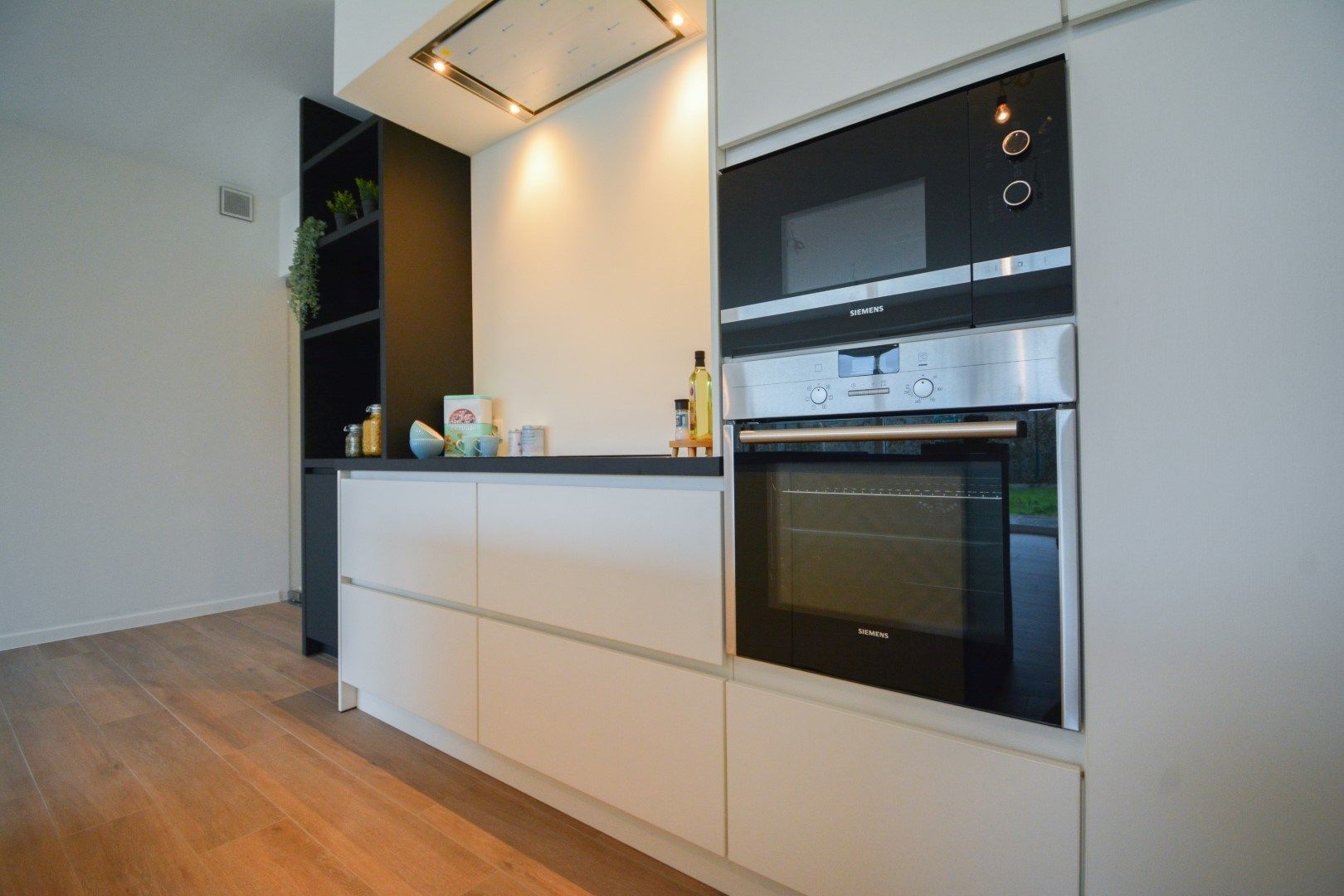 Lichtrijk gelijkvloers appartement met privé tuintje foto 4