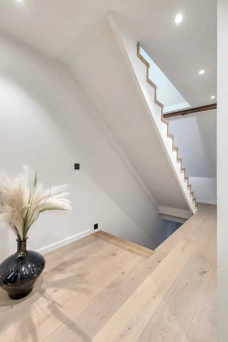 Zeer ruim handelspand met tuin en exclusief triplex  appartement met privé-lift en 2 slaapkamers, garage en staanplaats. foto 26