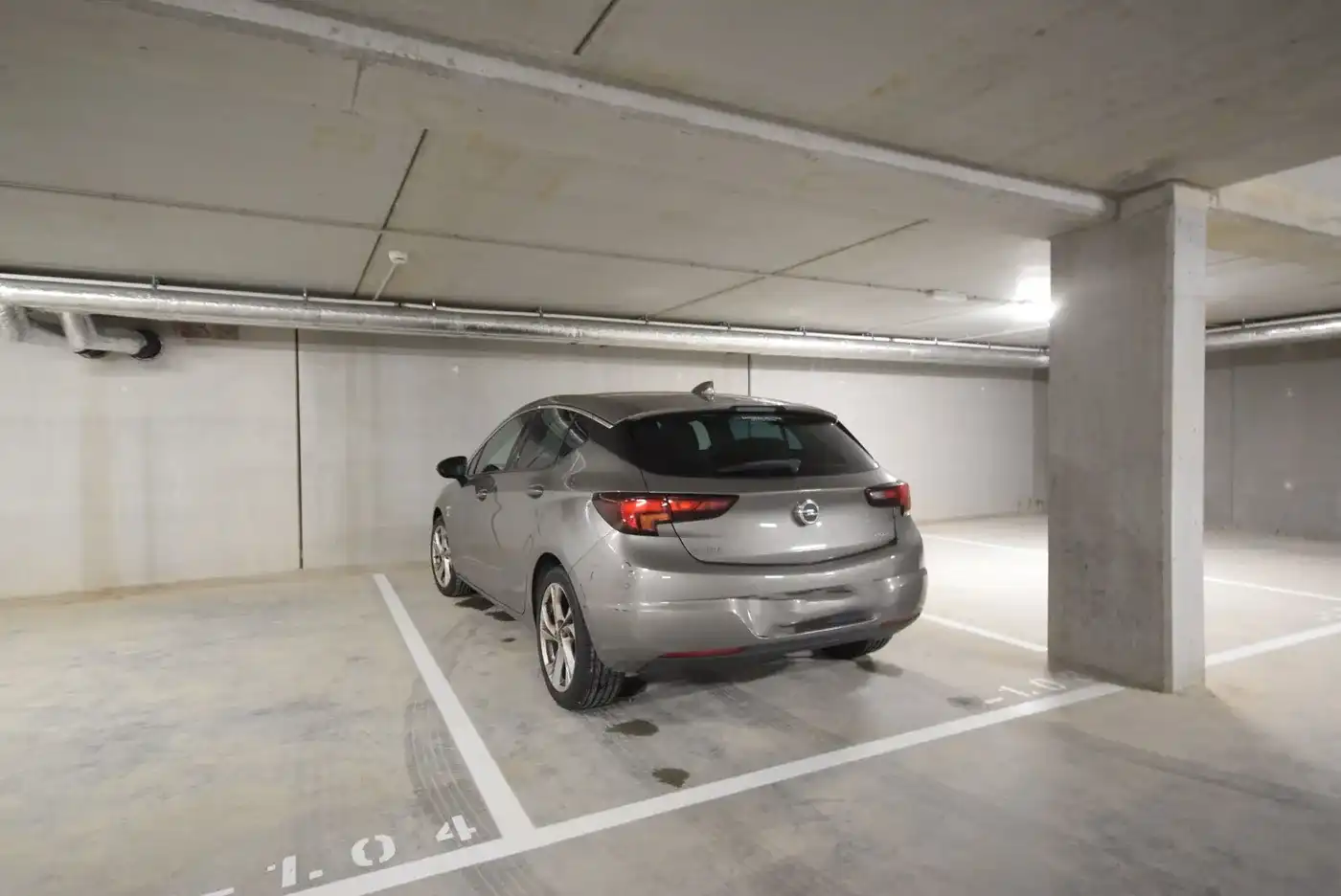INSTAPKLAAR EEN SLAAPKAMER APPARTEMENT MET PARKEERPLAATS EN BERGING foto 12