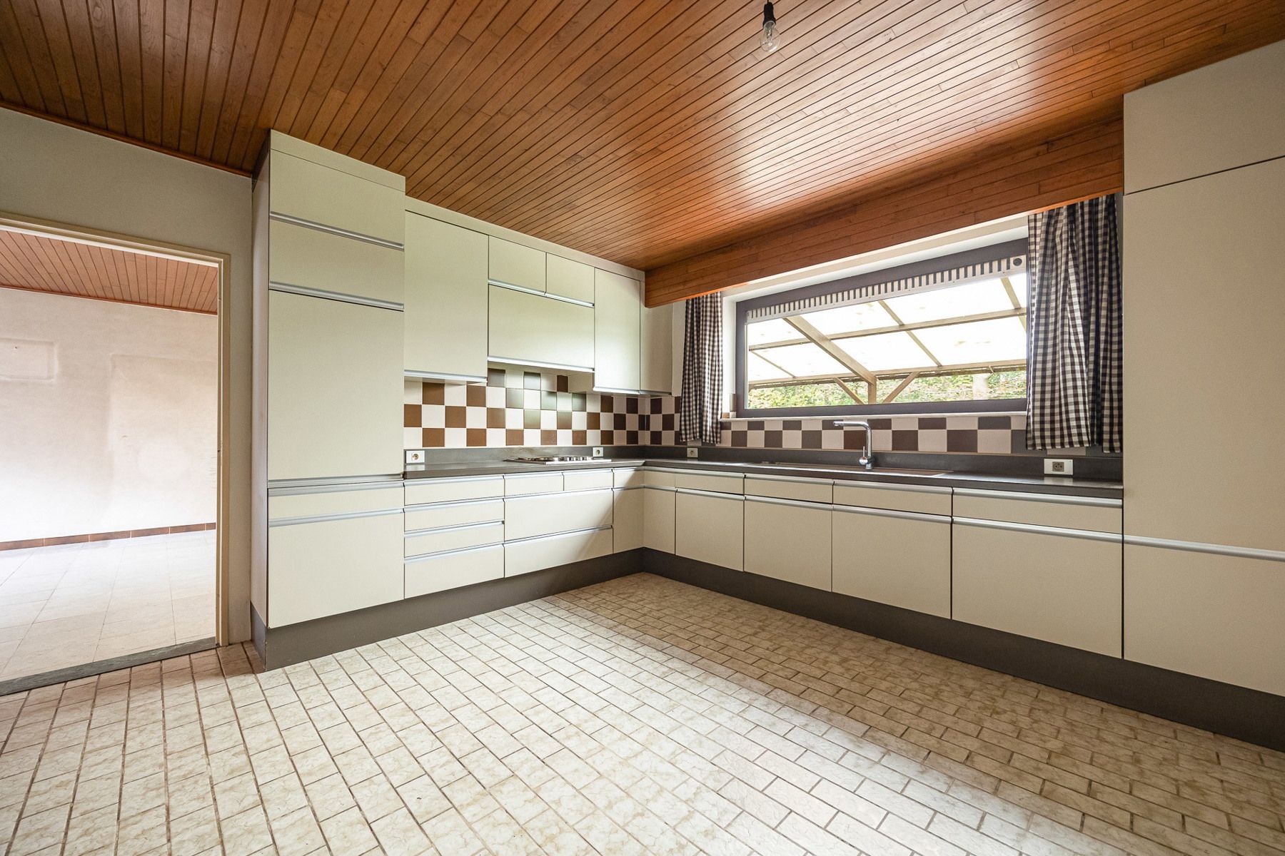 Laagbouwvilla op residentieel perceel van ca. 1.783 m². foto 8
