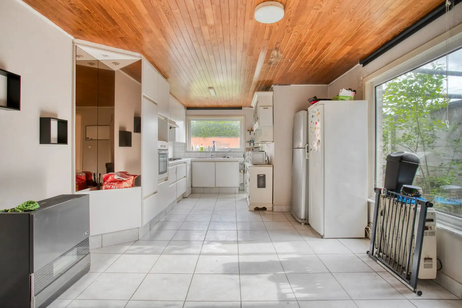 Ruime woning met dubbele garage en tuin in het centrum van Ledegem, 4 slaapkamers foto 3