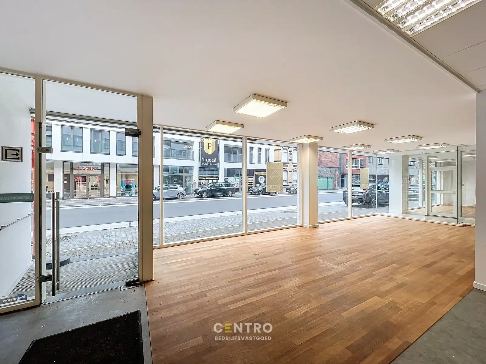 Unieke kantoor- en winkelruimten van ± 450m² te Roeselare - dicht bij de Grote Markt aan héél AANTREKKELIJKE prijs! foto 2