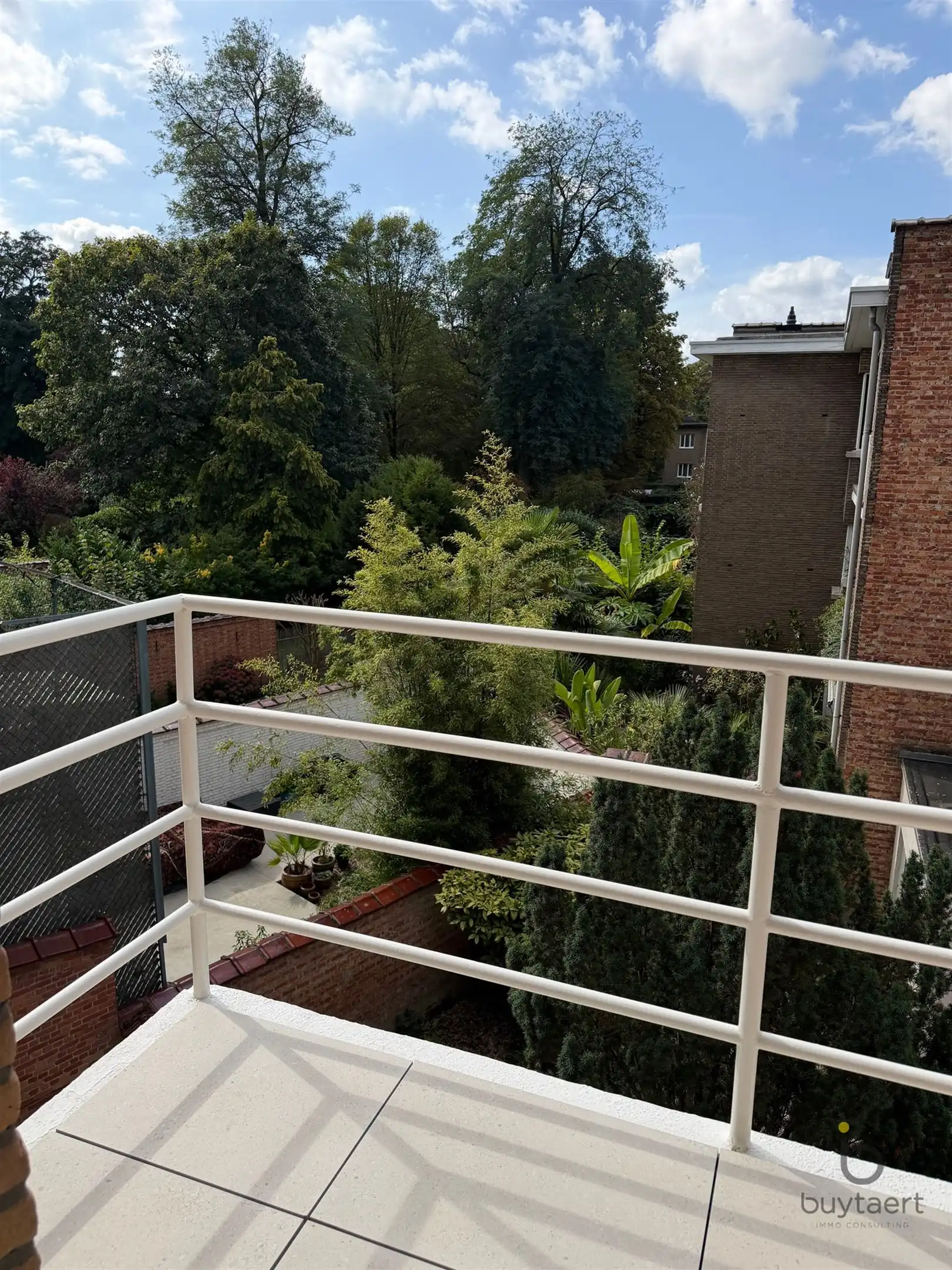 Gerenoveerd 3 slaapkamer appartement op top locatie! foto 4
