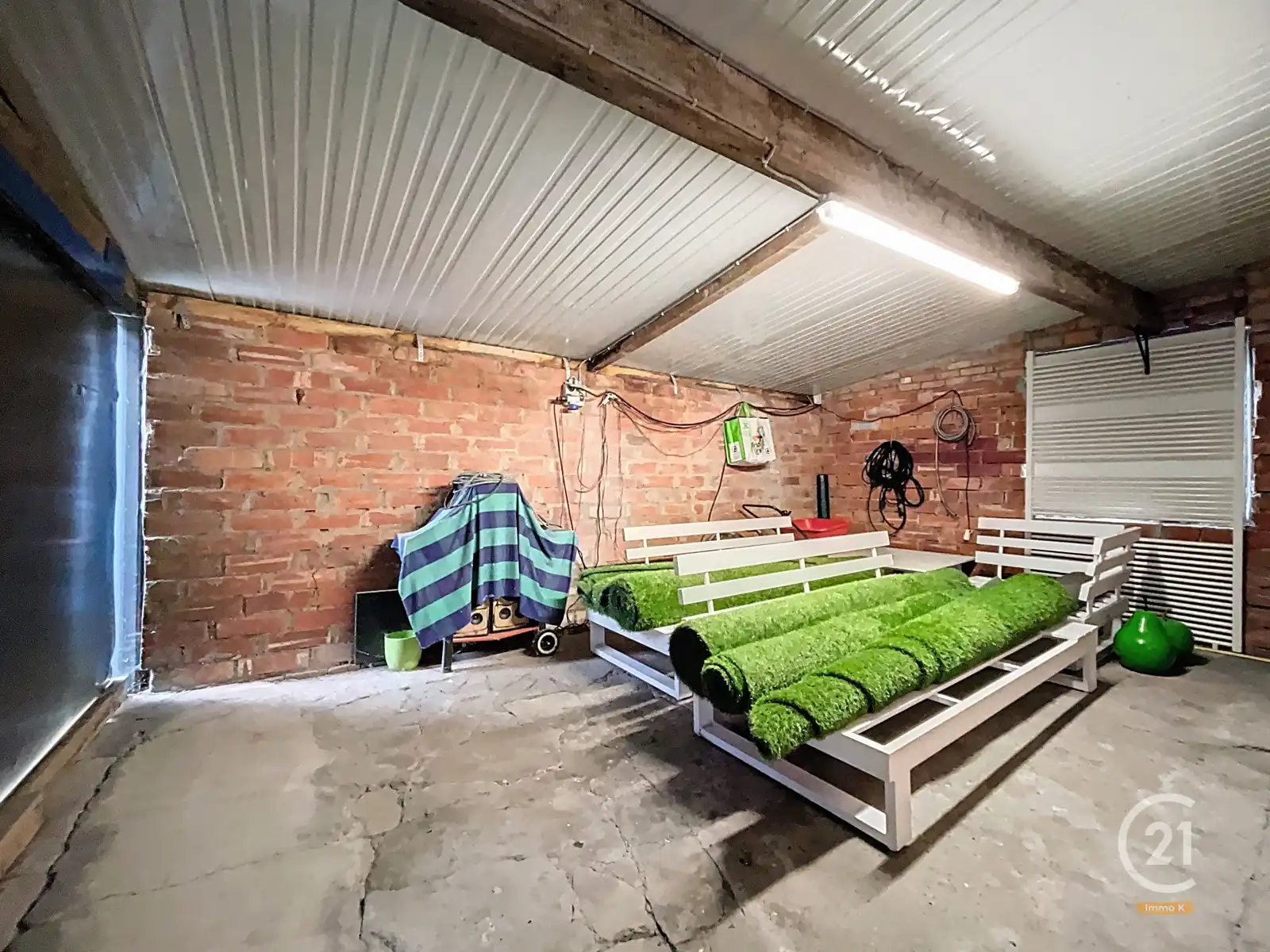 Degelijke, veelzijdige woning met ruime tuin van 12a35ca. foto 17