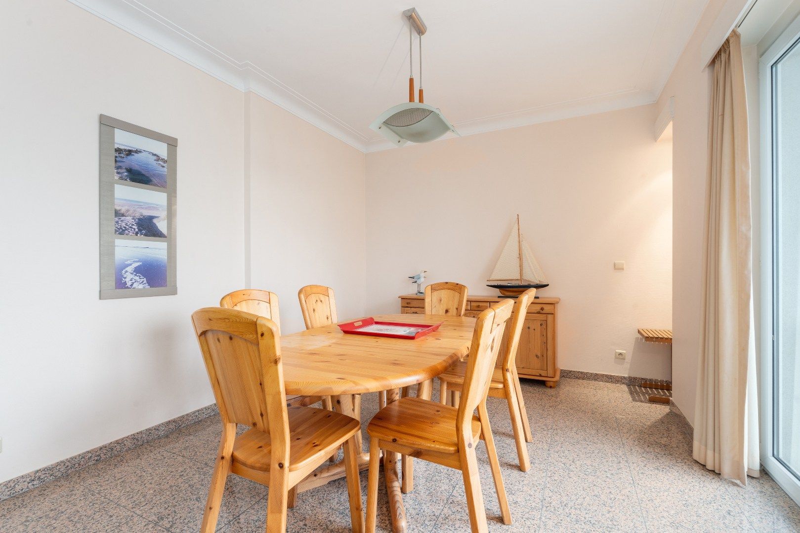 Ruim en lichtrijk appartement met 3 slaapkamers en zijdelings zeezicht vlakbij het Casino. foto 4