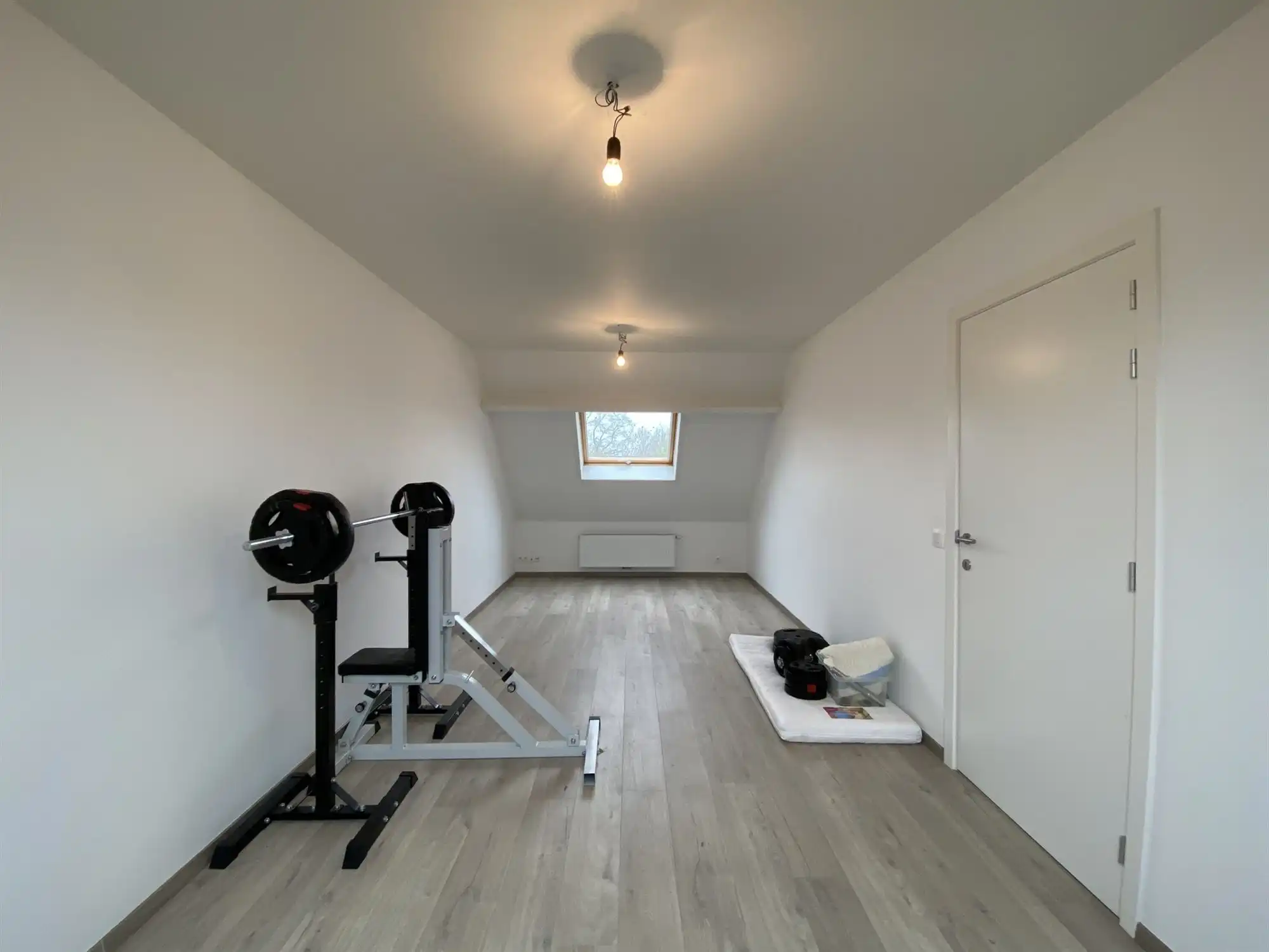 Ruime halfopen bebouwing  met 4 slaapkamers en garage foto 12