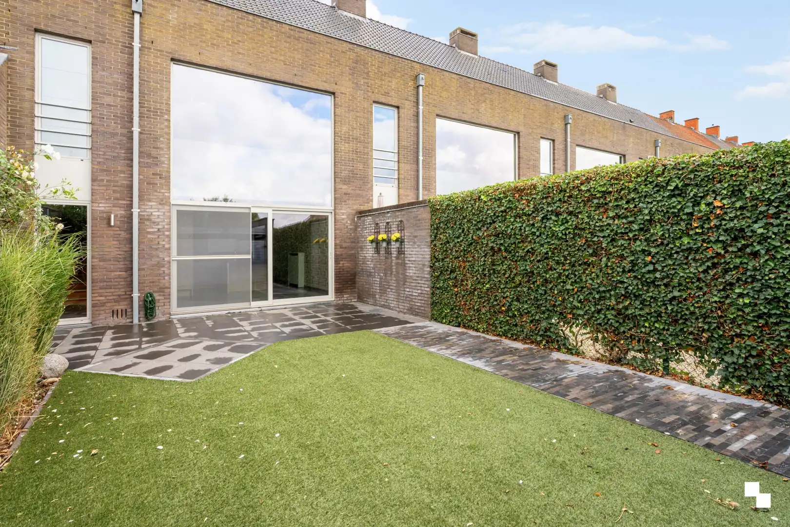 Instapklare woning met drie slaapkamers en achteruitweg foto 2