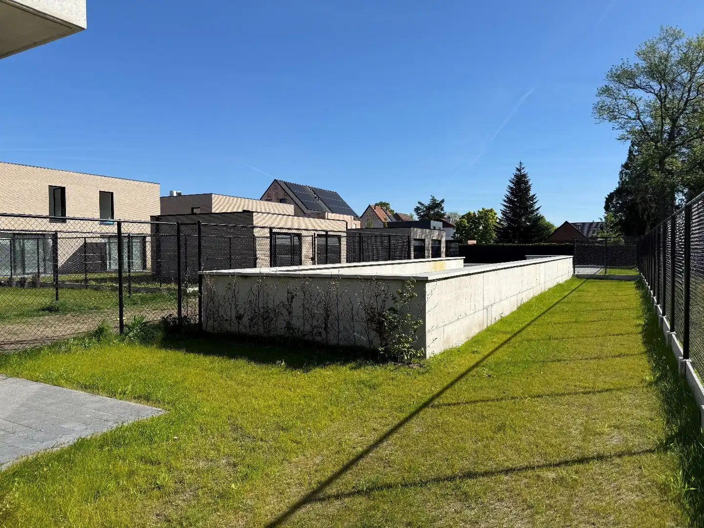 Gelijkvloers 2-slpk appartement met tuin, 2 stpls en een kelder foto 8
