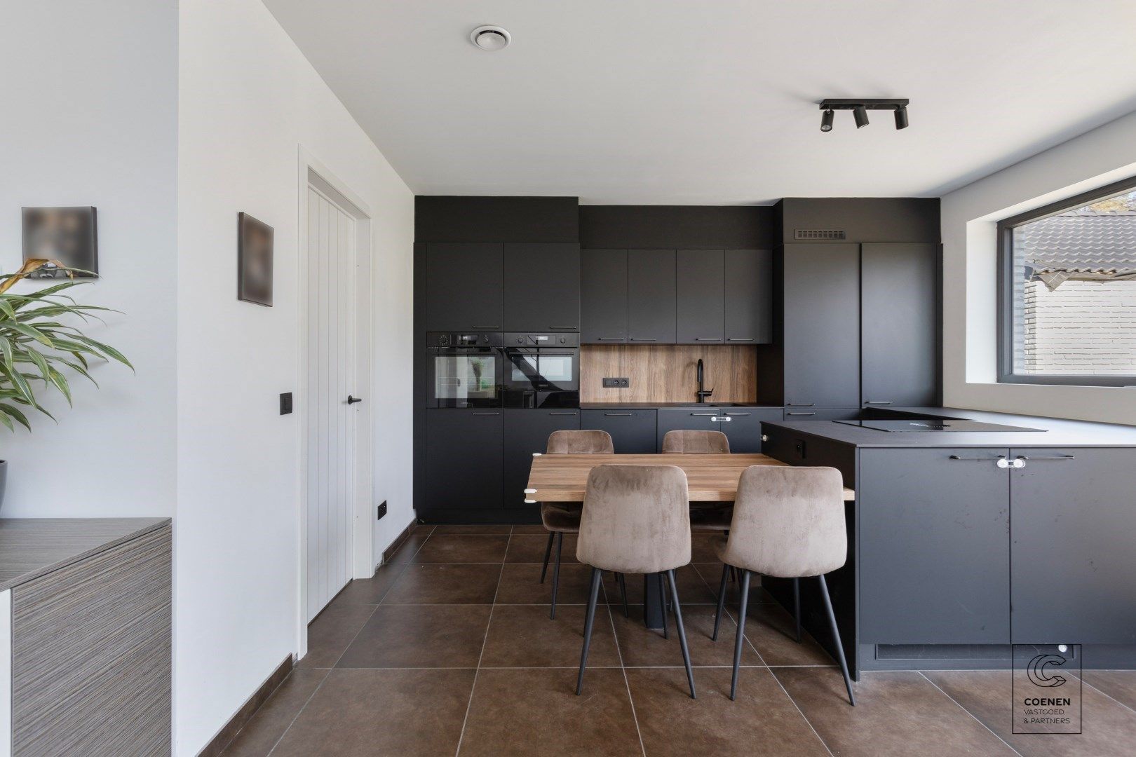 Prachtige villa met bew. opp. van 258m², 5 slpk's en dat op een uiterst rustige locatie te Brecht! foto 8
