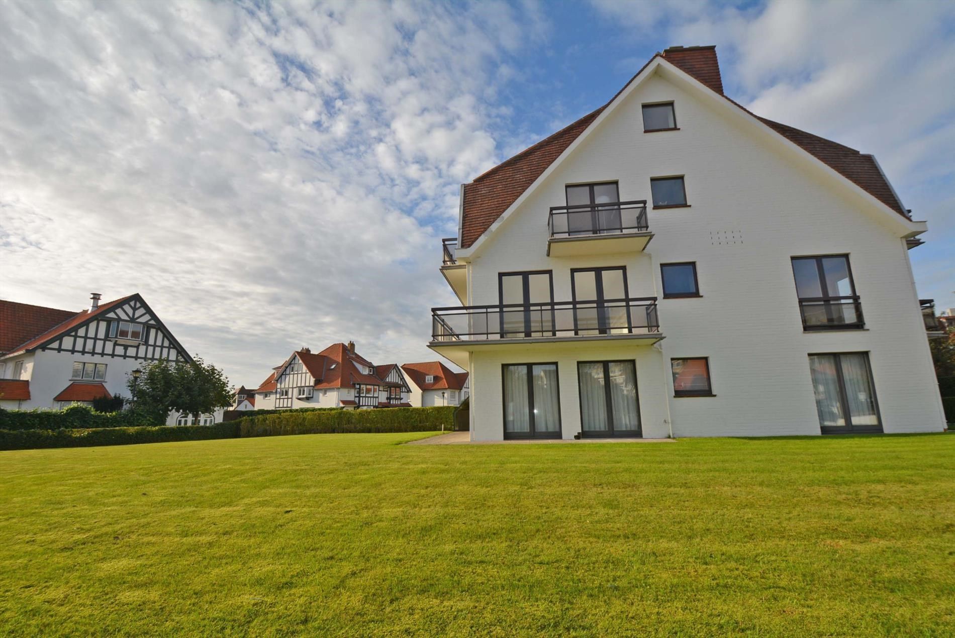 Ruim zuidgericht villa-appartement met 3 slaapkamers in hartje Zoute foto {{pictureIndex}}