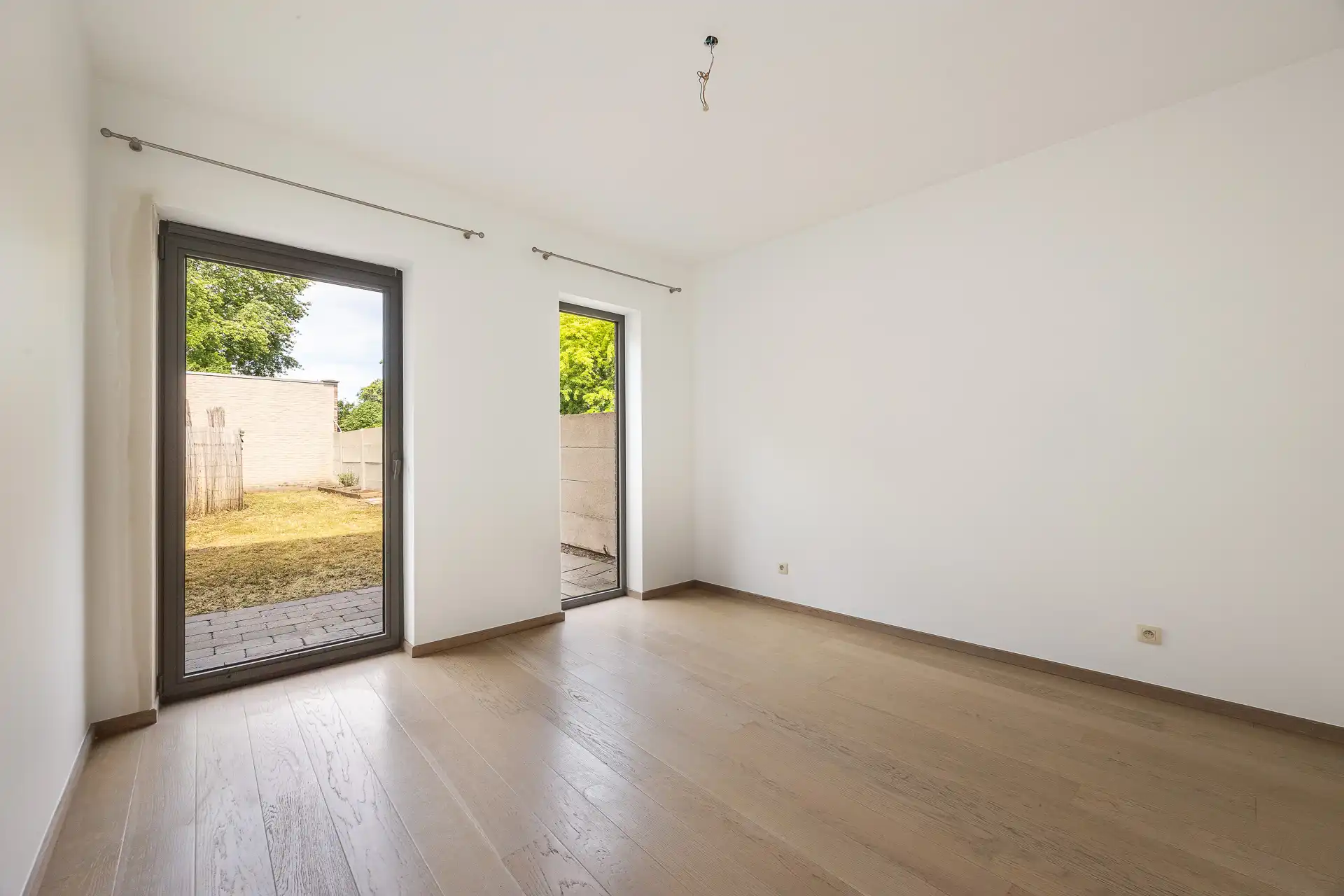 Kwalitatief gelijkvloers appartement (2012) met tuin foto 9