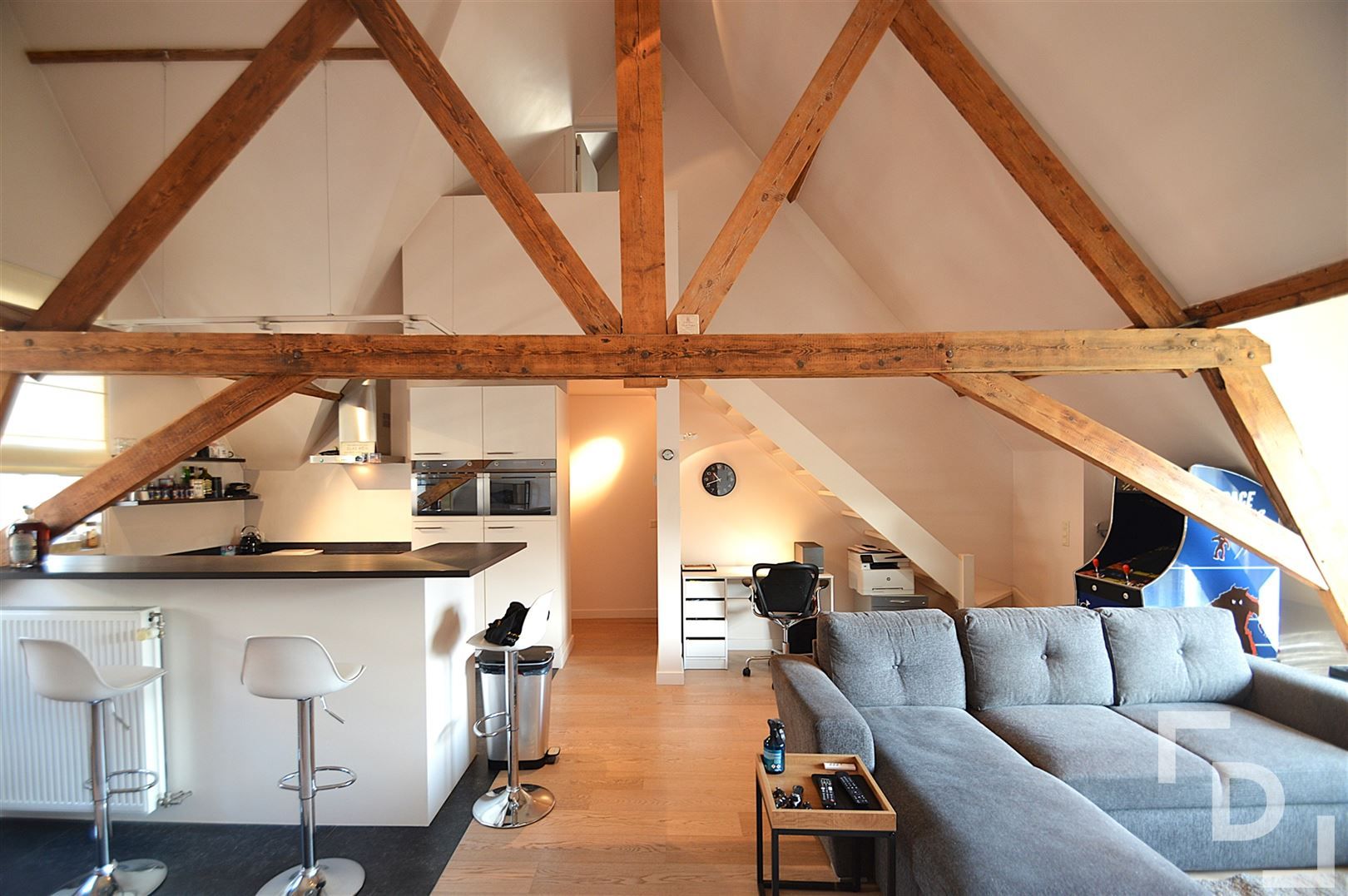 Ruim duplex appartement met garage te huur op toplocatie in Ieper foto 6