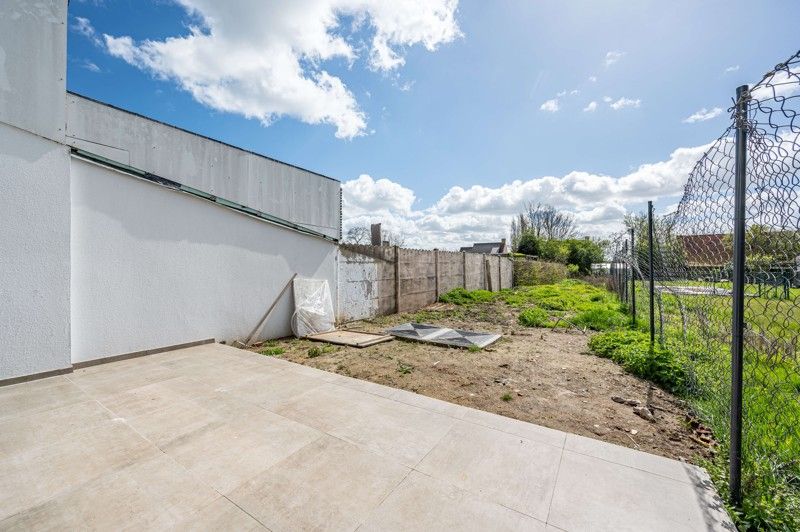 Prachtig, volledig gerenoveerde woning met leuke aangelegde tuin in Wevelgem TE KOOP! foto 16