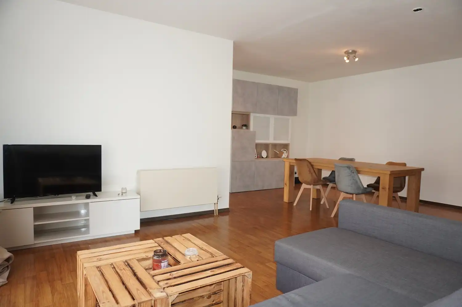 Ruim en centraal gelegen appartement van 94 m² met lift, terras, balkon en ondergrondse garage. foto 3