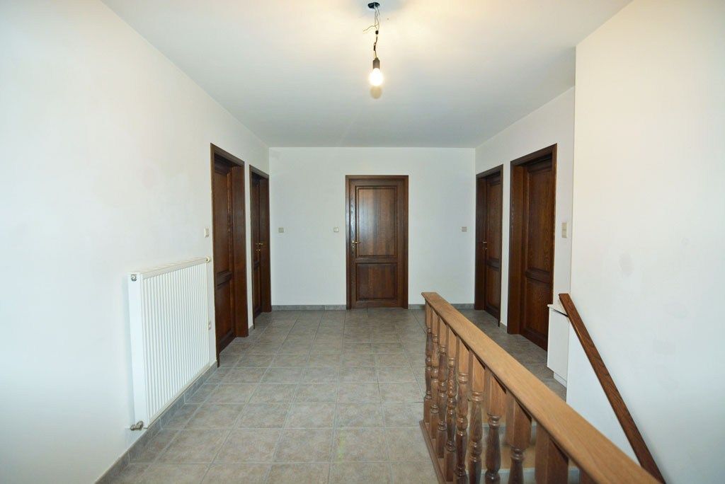 Vrijstaande woning met 4 slpks. en 2 bdks. op een perceel van 12a38ca. foto 24