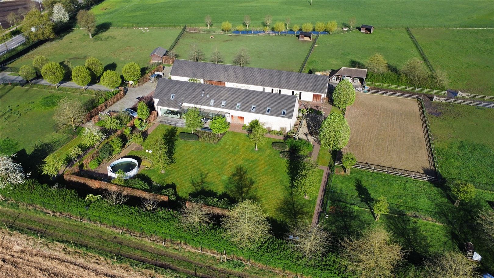 Trendy stijlvolle villahoeve met paardenaccommodatie op 3,5 ha foto 2