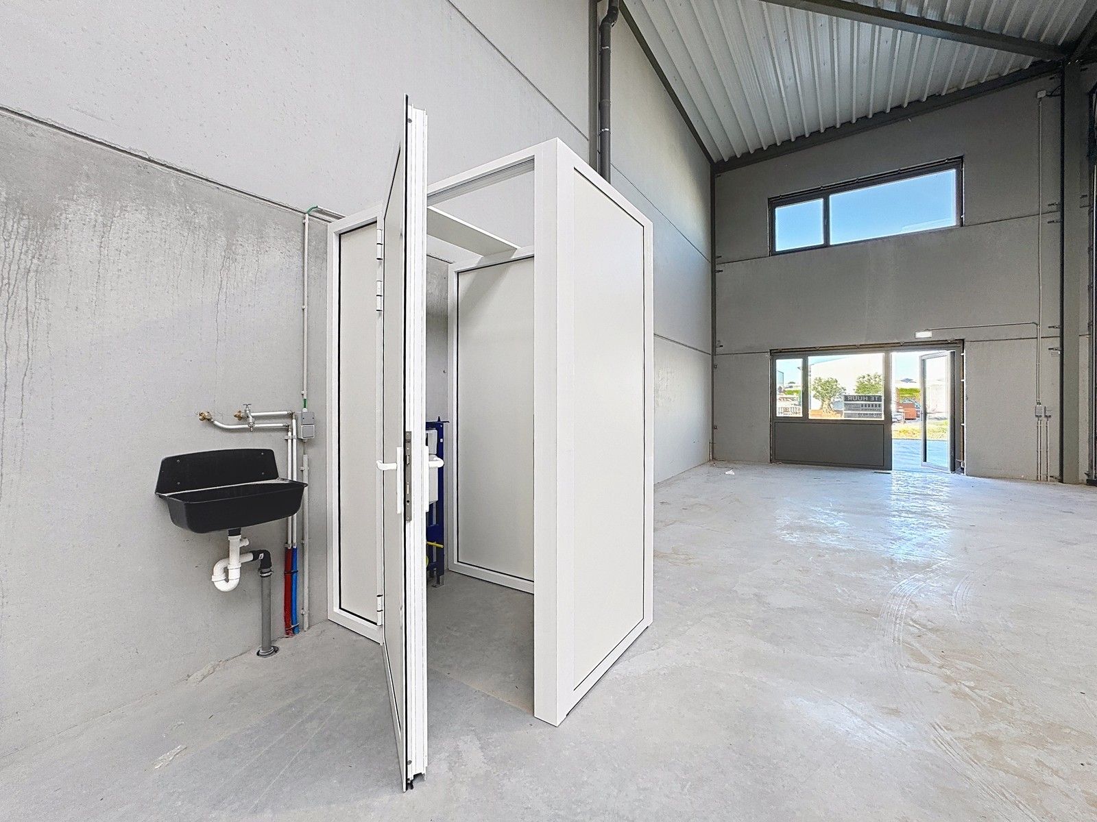 NB MAGAZIJN (264m²) met automatische sectionaalpoort, toilet en 2 voorbehouden parkeerplaatsen voor de deur te Beernem/Wingene. foto 5