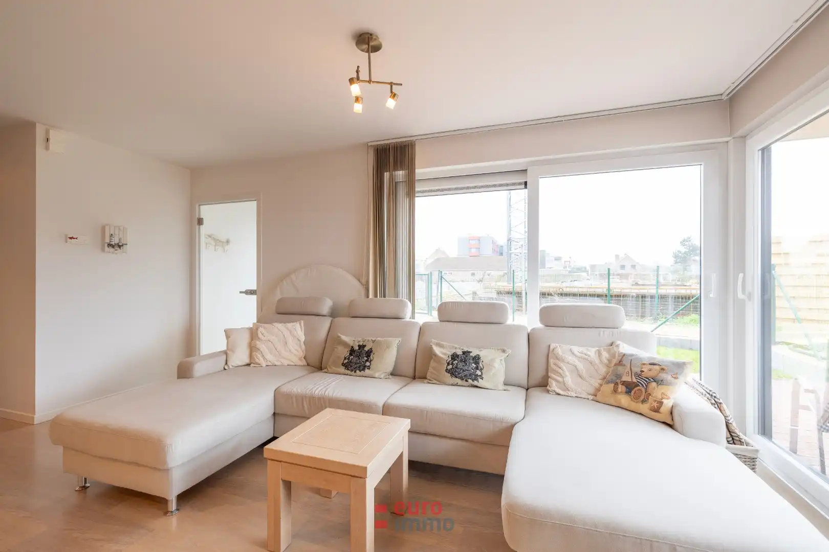 Lichtrijk hoekappartement met zonnige tuin en verwarmd buitenzwembad foto 7