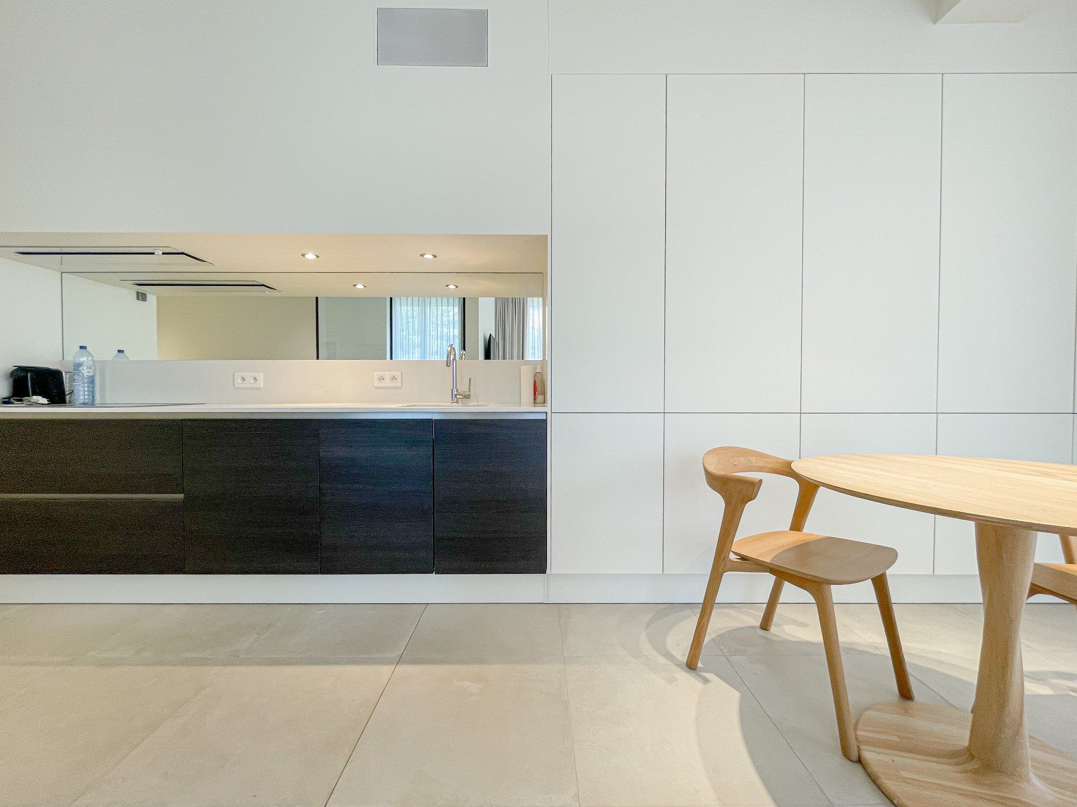 Subliem smaakvol ingericht hoek appartement gelegen in een recente residentie nabij de Dumortierlaan. foto 3