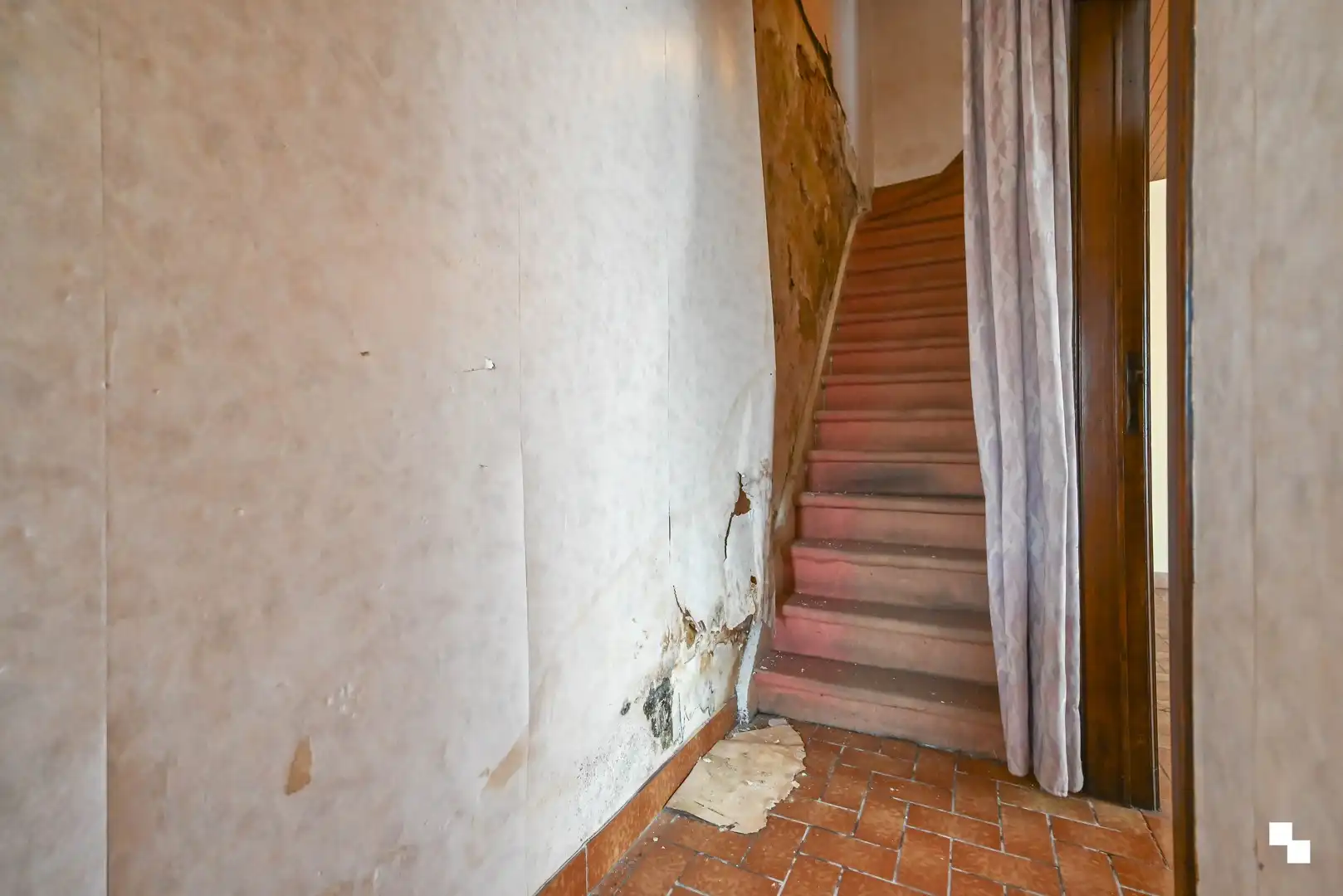 Totaal te renoveren woning met riante garage te Bosmolens foto 13