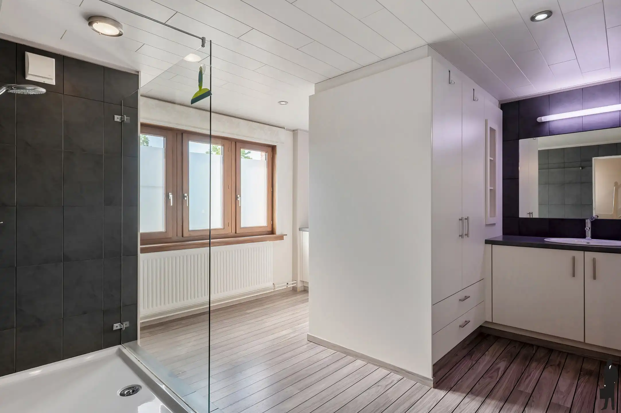 Charmante, zeer ruime, gerenoveerde ingenieursvilla in groen foto 17