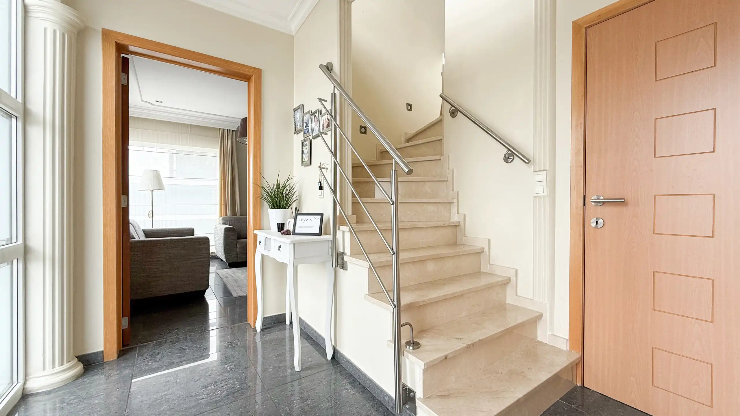 Ruime woning van 285m² met 5 slpks en apart bureel ruimte!  foto 2