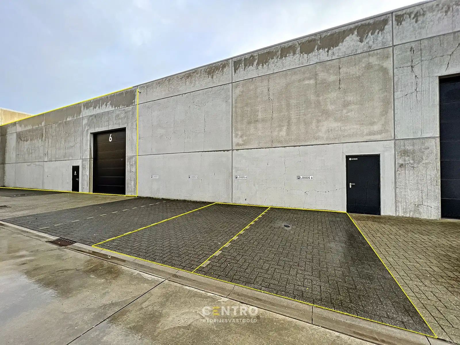 Zeer degelijk MAGAZIJN/WERKPLAATS (266m2) met hoge elektrische sectionaalpoort, toilet en 2 private parkeerplaatsen voor de deur. foto 2