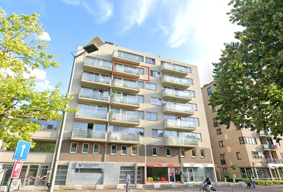 Intrekklaar appartement met terras midden in Genk centrum foto {{pictureIndex}}