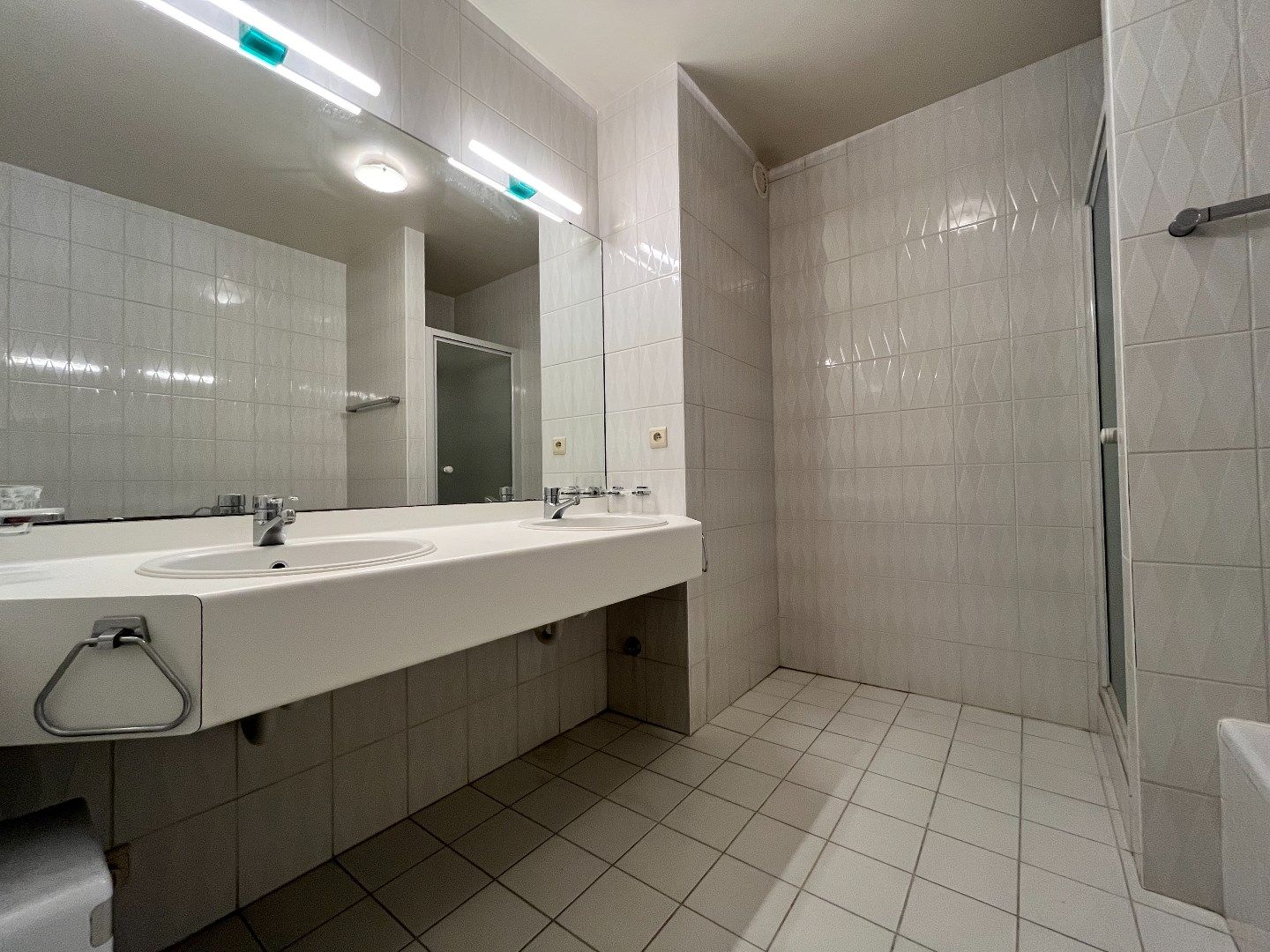 Instapklaar 2 slpk-appartement met 2 terrassen en autostnplts foto 9