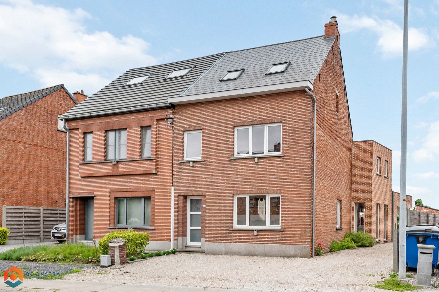 Ruime gezinswoning met 5 slpkrs en zuidgerichte tuin op een topligging in Zemst foto {{pictureIndex}}
