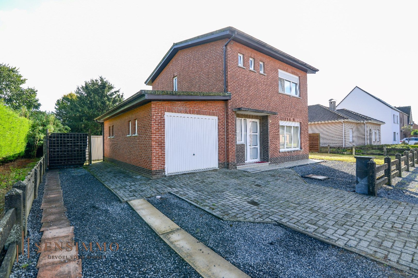 Te renoveren ruime gezinswoning met garage en tuin in Balen-Olmen. foto 1