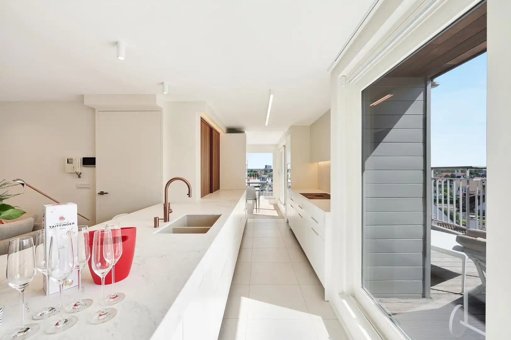 Sublieme zonnige penthouse met ruime terrassen en zijdelings zeezicht. foto 16