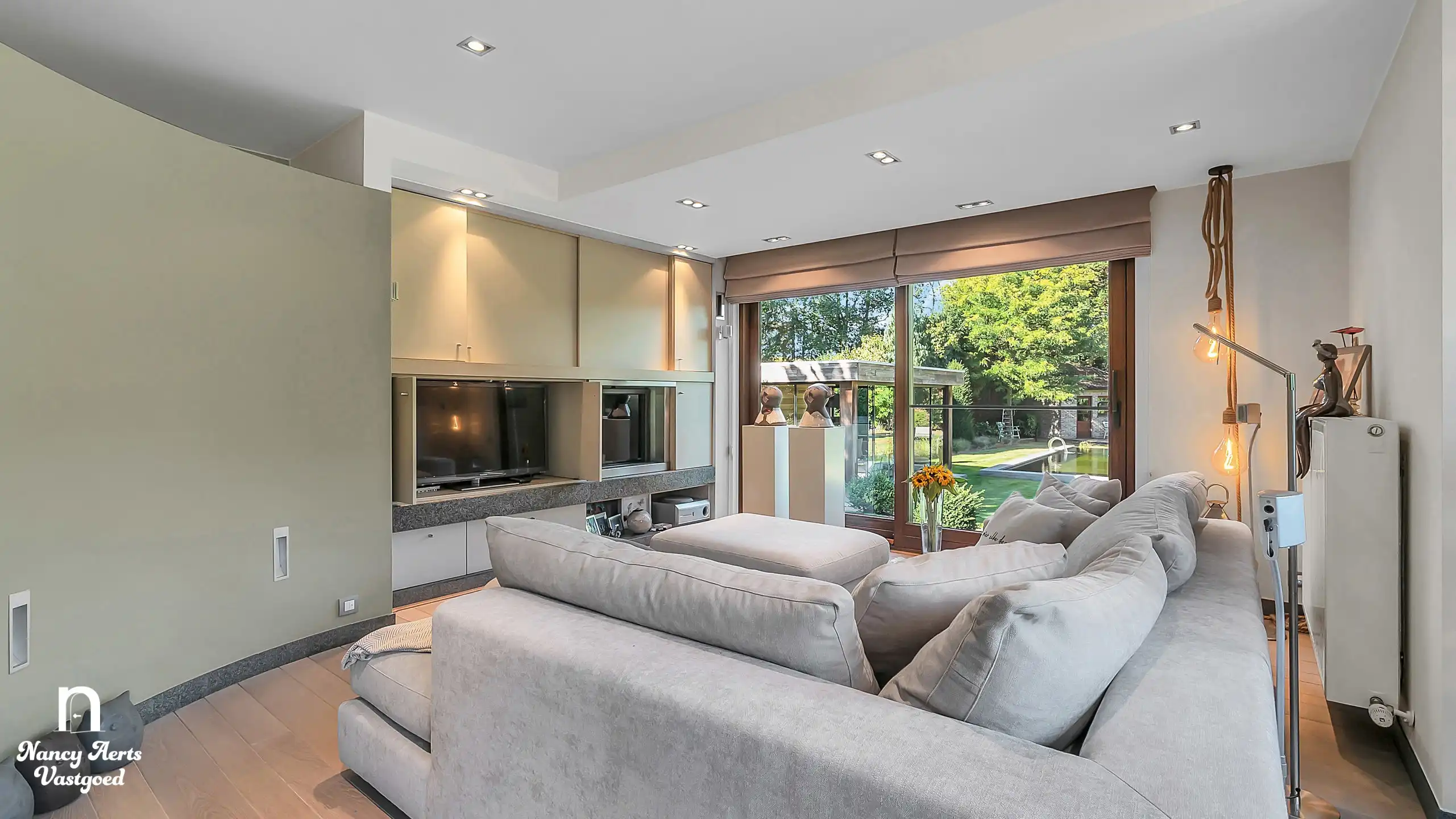 Karaktervolle villa met natuurzwembad en poolhouse in Genk foto 4