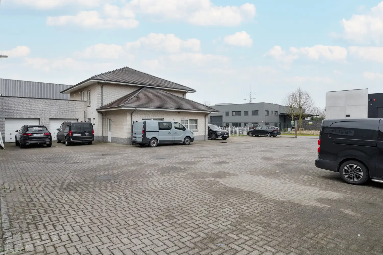 BEDRIJFSPAND MET CONCIERGEWONING foto 116