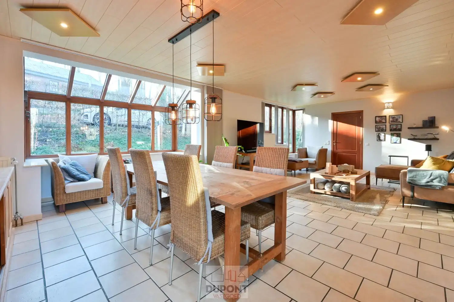 Villa gelegen in een prachtig bebost kader, zeer rustig gelegen, 3 tot 5 slaapkamers, zeer grote kelder. foto 3