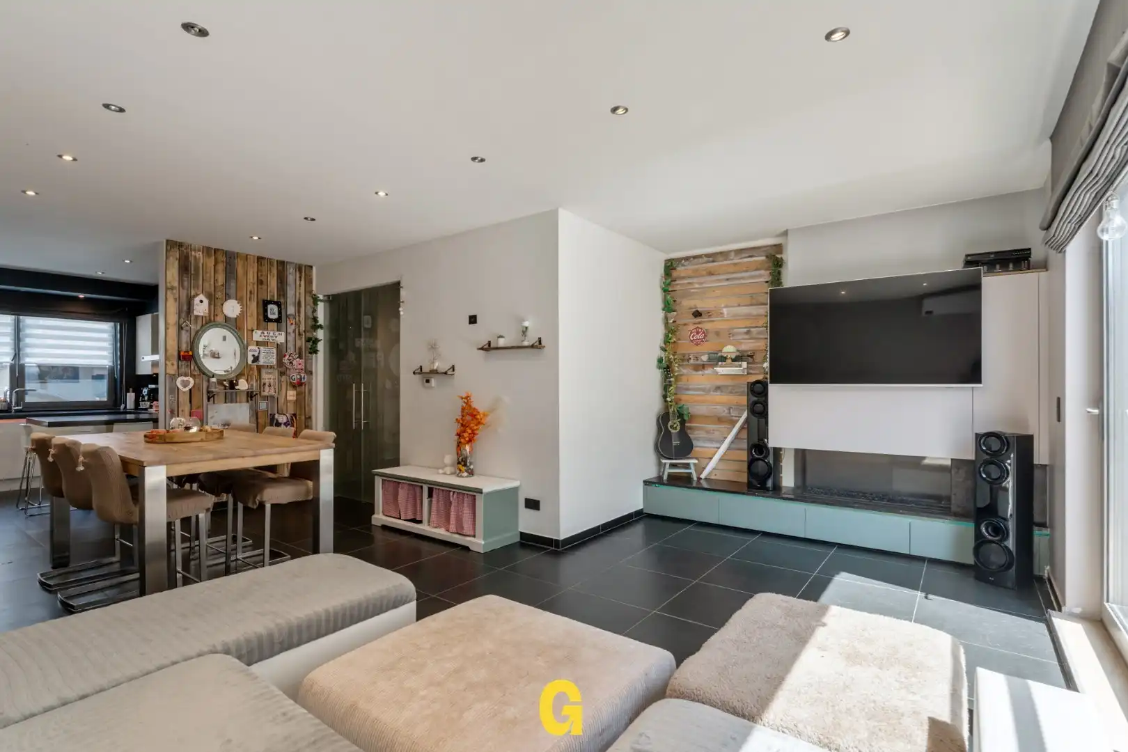 Knap afgewerkt triplex appartement met 4 slaapkamers, 2 badkamers en standplaats met ruime kelderberging  foto {{pictureIndex}}