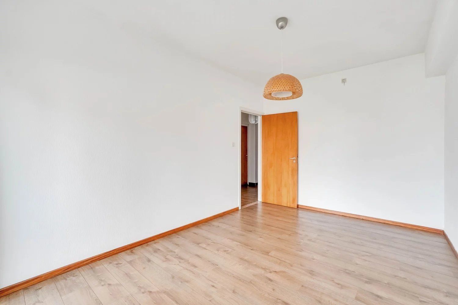 Ruim tweeslaapkamerappartement met renovatiepotentieel foto 12