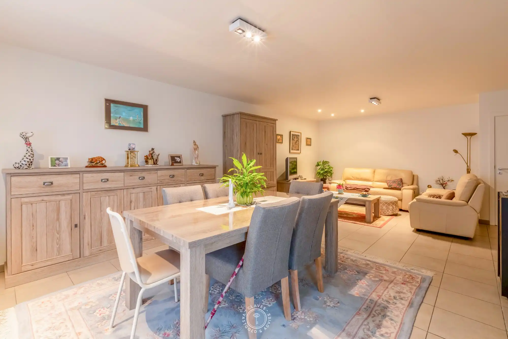 Centraal gelegen appartement met twee terrassen en autostaanplaats foto {{pictureIndex}}