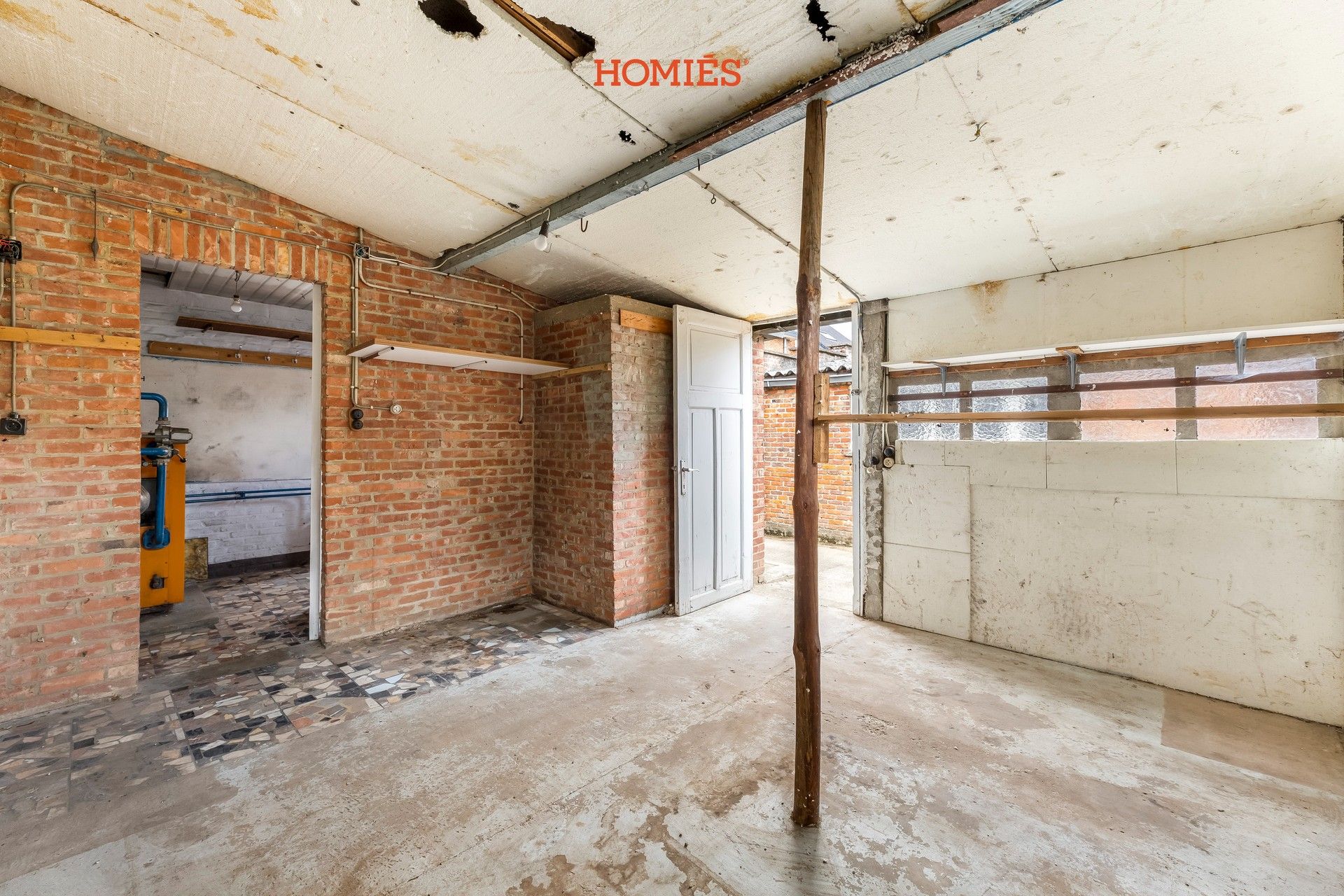 Te renoveren woning met veel potentieel foto 19