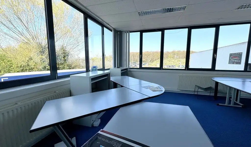 Bedrijfsunit te huur vlakbij oprit A12 te Aartselaar foto 10