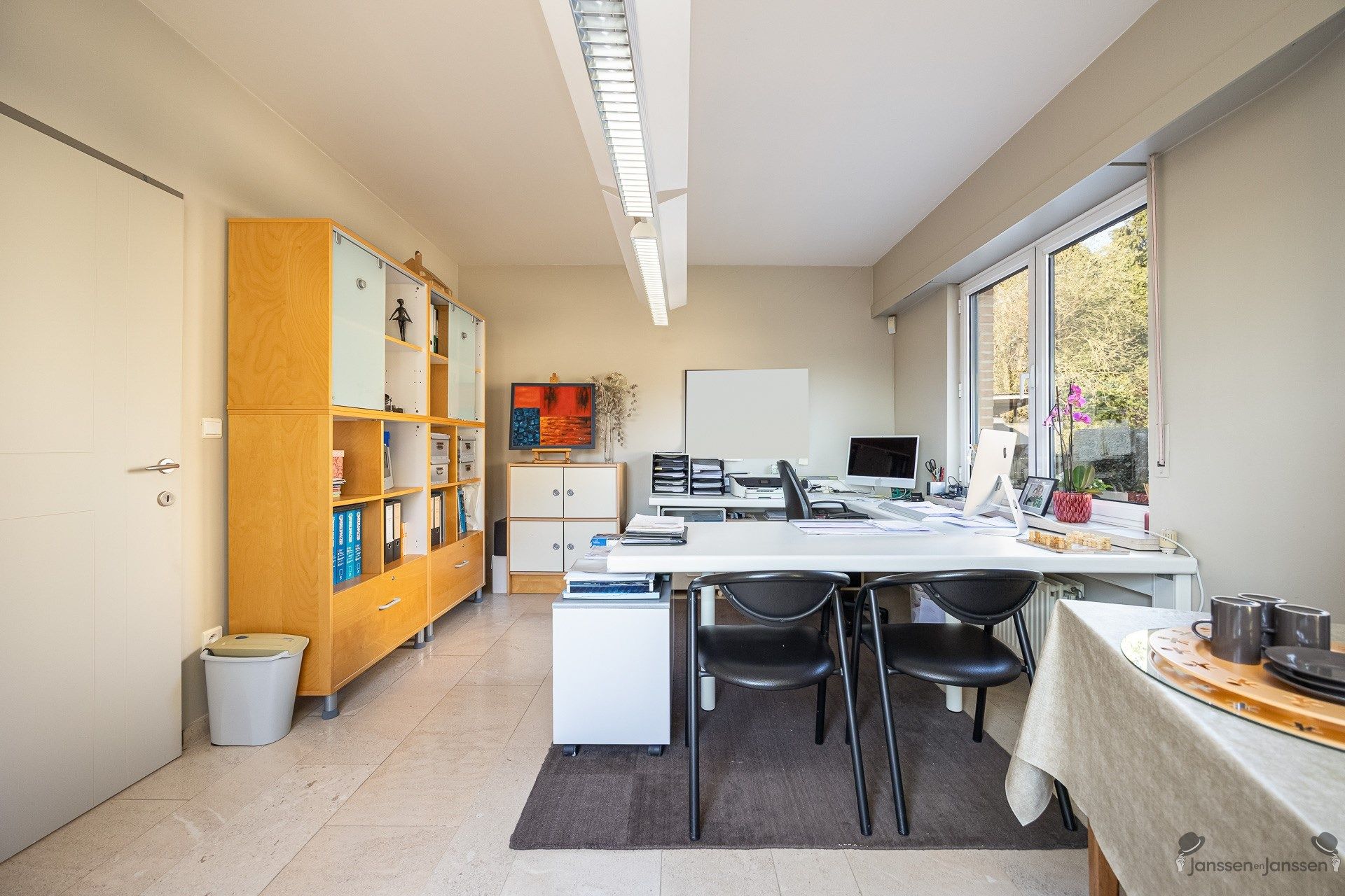 Ruime woning met vijf slaapkamers, vijver en zwembad op 977 m². foto 9