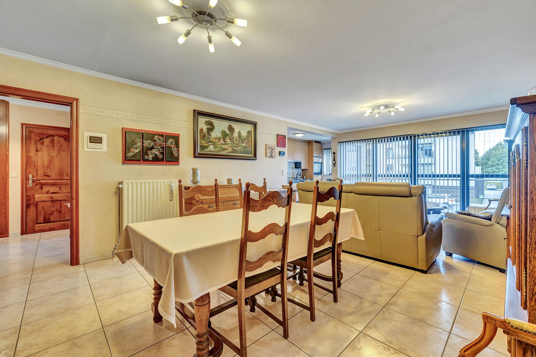 Ruim appartement met 3 staanplaatsen foto 4