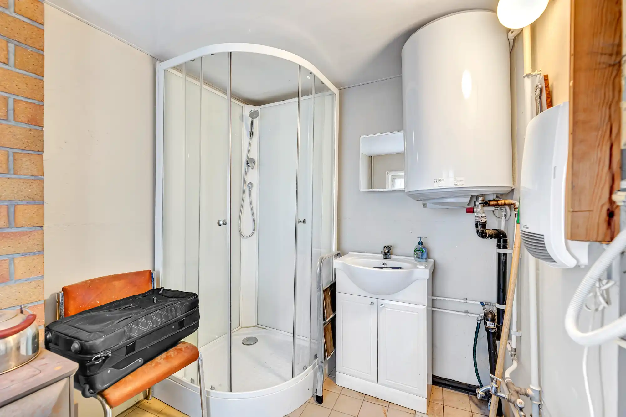 Rustig gelegen, goed onderhouden woning met twee garage's foto 14