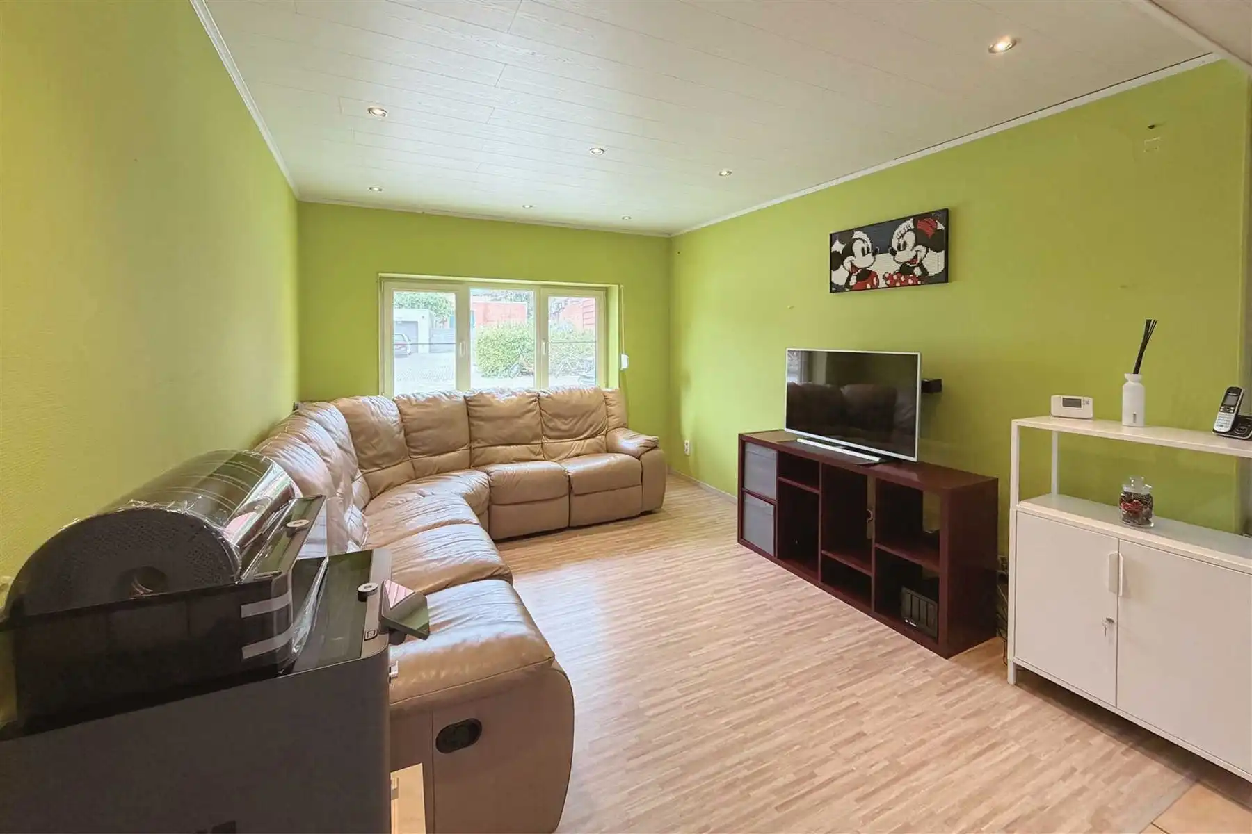 Ruime rijwoning met 3 slk's, tuin en polyvalent bijgebouw. foto 2