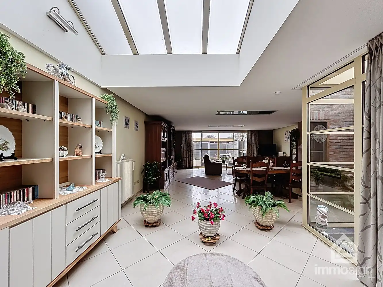 Instapklaar gelijkvloers appartement met buitenruimte, carport en 2 slaapkamer te Peer centrum foto {{pictureIndex}}