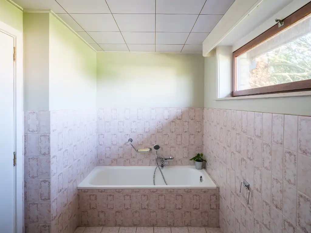 Mid-century modern villa met vier slaapkamers, verdeeld over drie niveaus, gelegen op een groen perceel in Lievegem. foto 14